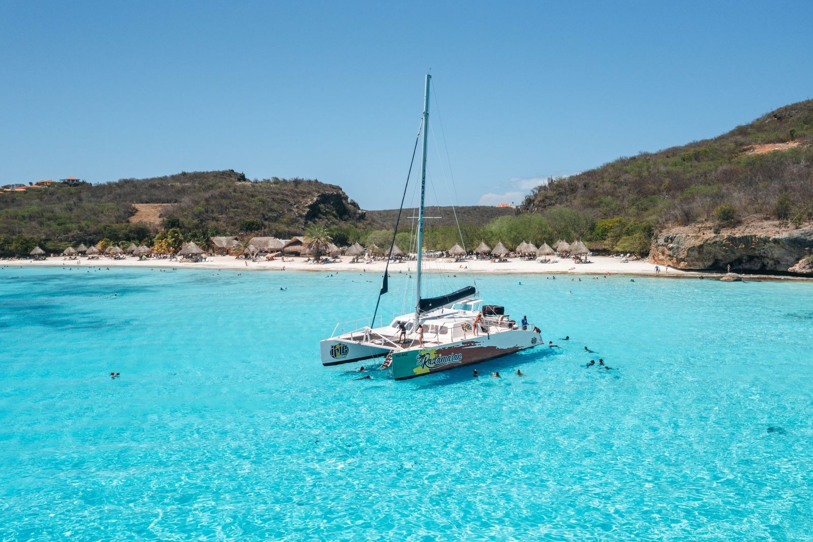 Catamaran à la plage de Cas Abao