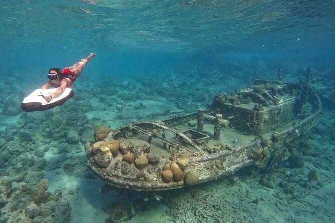 SeaBob survolant l'épave du Tugboat posée sur le récif, à Curaçao.