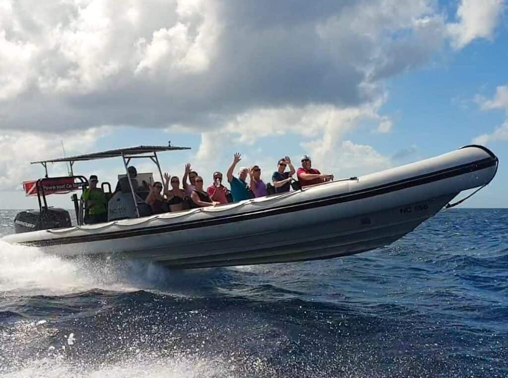 Groupe de passagers à bord du speedboat filant vers Klein Curaçao.