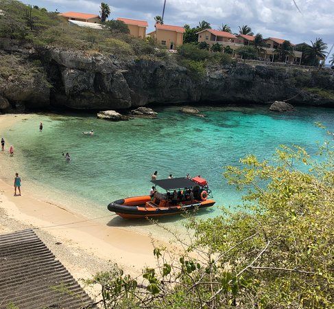 Speedboat accosté dans la crique de Playa Lagun, sur la côte ouest de Curaçao.