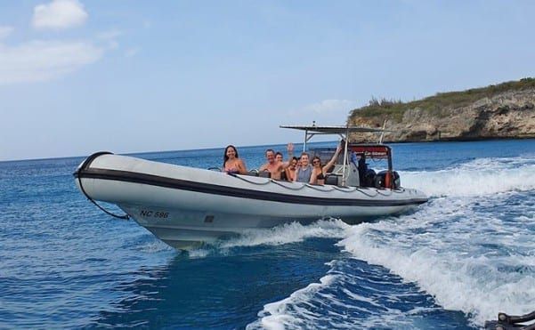 Speedboat longeant les falaises de la côte ouest de Curaçao.