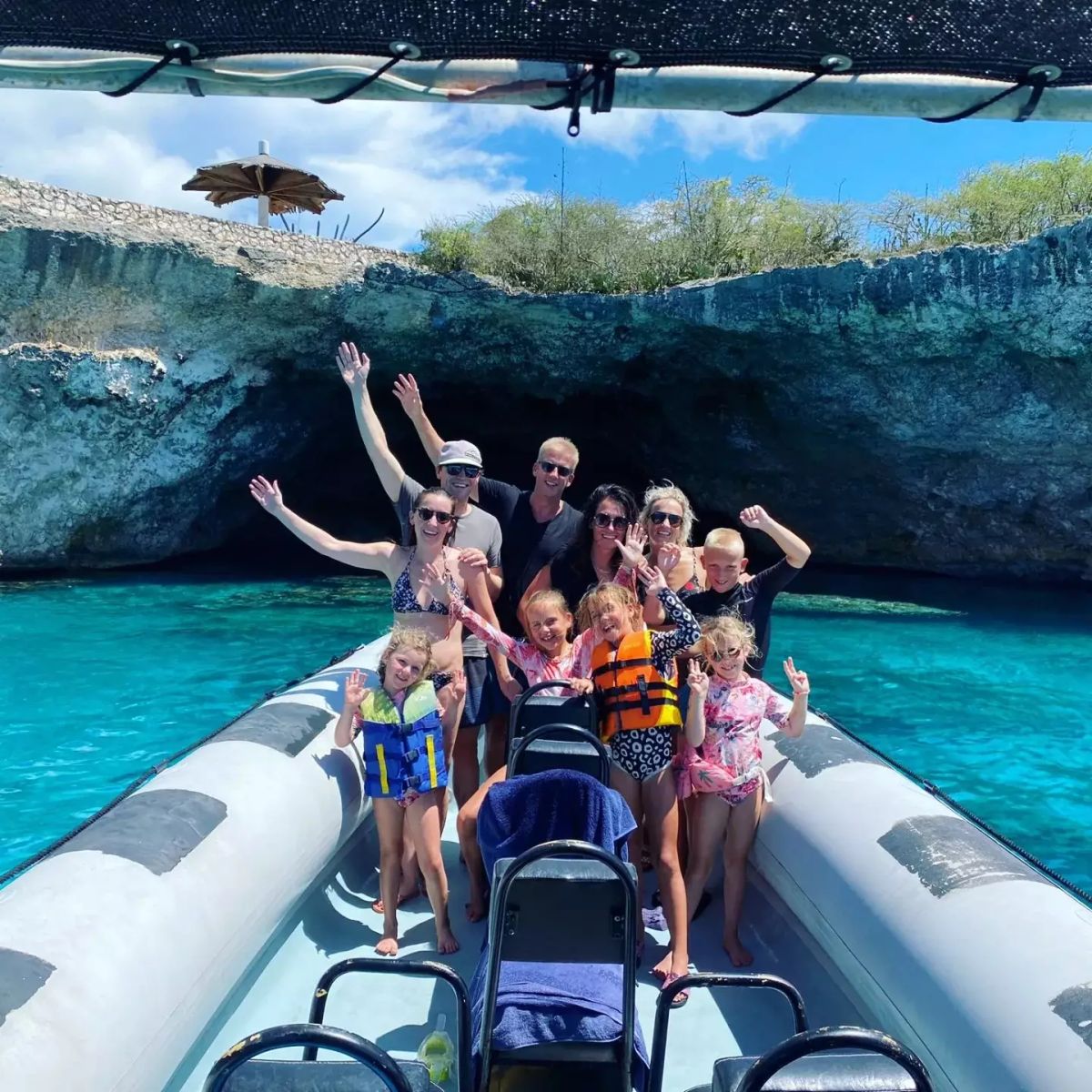 Familles à bord du speedboat devant une grotte marine, côte ouest de Curaçao.