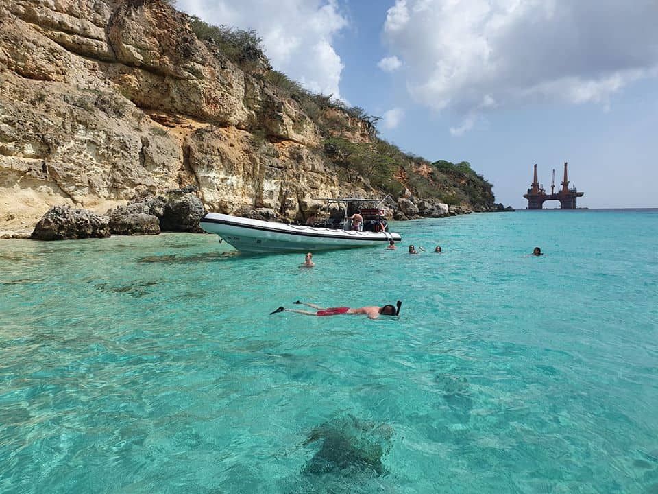 Nageurs en tuba dans la baie turquoise de Playa Kalki, à Curaçao.