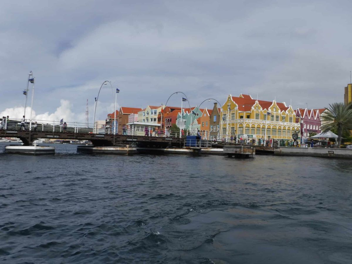 Façades colorées de Handelskade et pont flottant de Willemstad, Curaçao.