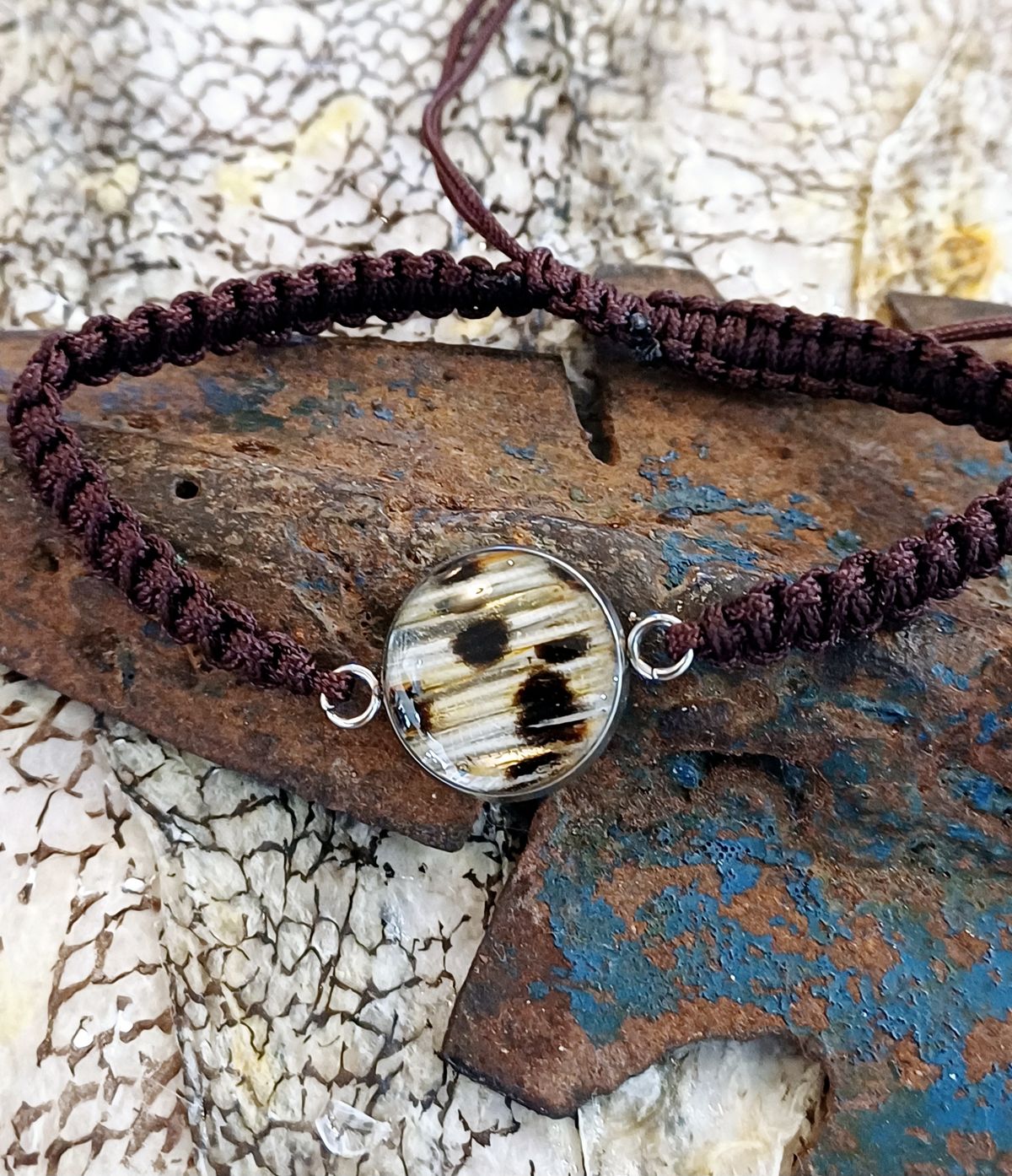 Bracelet artisanal orné d'un cabochon en nageoire de poisson-lion, Curaçao.