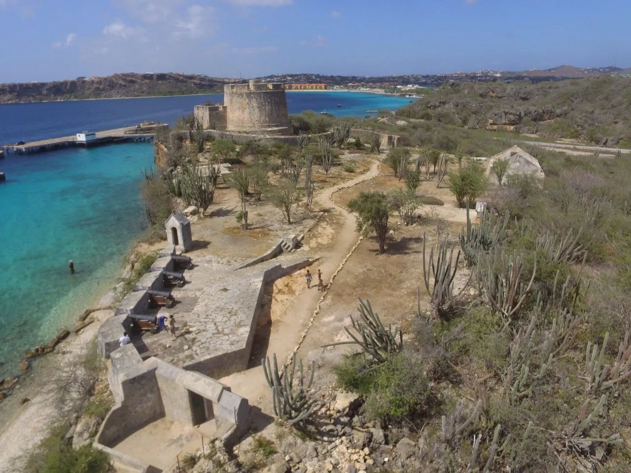 Vue sur le fort Beekenburg et la baie turquoise de Caracas Bay, à Curaçao.