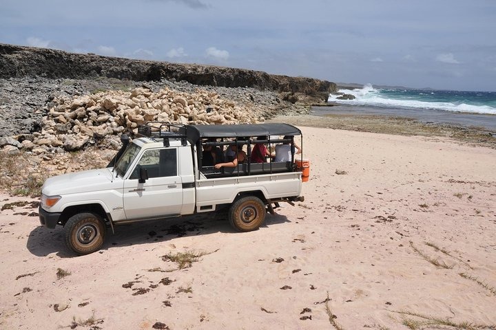 4x4 stationné sur une plage sauvage de la côte nord de Curaçao.