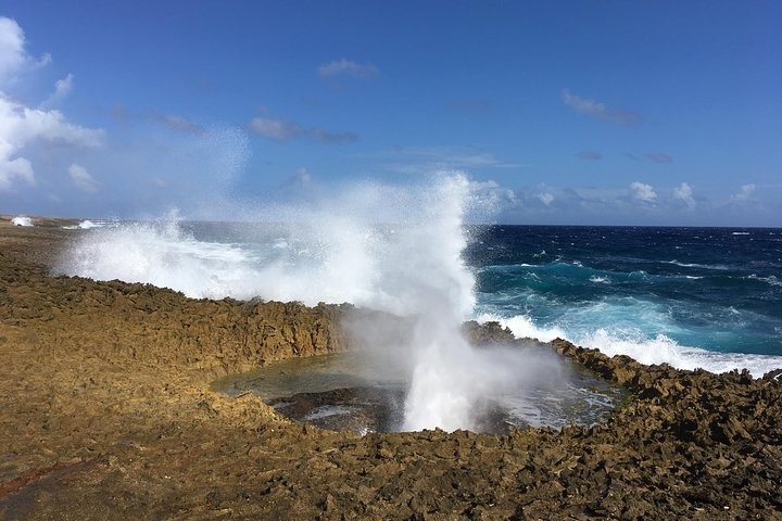 Vague éclatant en geyser sur la côte rocheuse de Shete Boka, à Curaçao.