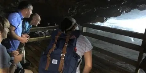 Visiteurs sur la passerelle de Shete Boka face aux vagues, à Curaçao.