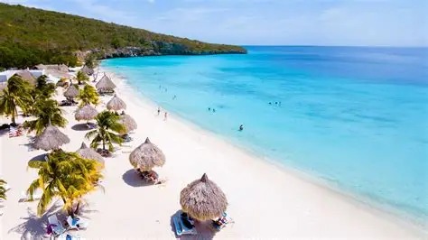 Paillotes et sable blanc de la plage de Cas Abao, à Curaçao.