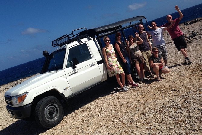 Groupe posant devant le 4x4 lors de l'excursion à Shete Boka, Curaçao.